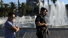 Ped slavnou istanbulskou Modrou meitou hlídkují policisté (20. ervence 2016).