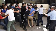 Policisté v tureckém mst Erzurum se snaí lidem zabránit v jejich snaze...