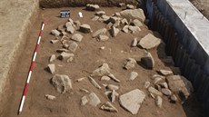 Prostějovští archeologové našli u Domamyslic čtyři hroby z období platěnické... Prostějovští archeologové našli u Domamyslic čtyři hroby z období platěnické...