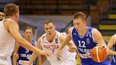 Finský reprezentant Alexander Madsen (u míče) útočí na rakouský koš. Finský reprezentant Alexander Madsen (u míče) útočí na rakouský koš.