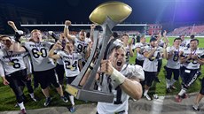 Ladislav Jenšík z Panthers s mistrovským pohárem Ladislav Jenšík z Panthers s mistrovským pohárem