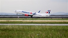 Zatímco na brněnském letišti v poklidu vzlétají a přistávají letadla, o... Zatímco na brněnském letišti v poklidu vzlétají a přistávají letadla, o...