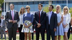 Eric Trump a jeho manelka Lara Yunaska, Ivanka Trumpová a její manel Jared...