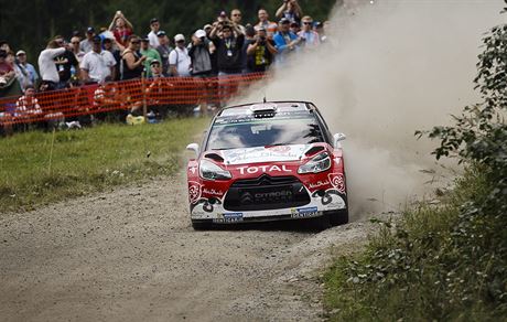 VÍTZ. Britský pilot Kris Meeke s vozem Citroën na trati Finské rallye.