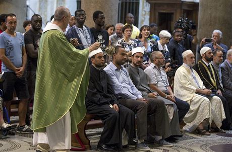 Muslimové se zúastnili me v ímském kostele Svaté Marie (31. ervence 2016).
