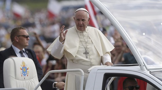 Pape Frantiek pijídí do Kampusu milosrdenství v Krakov v závrený den své...