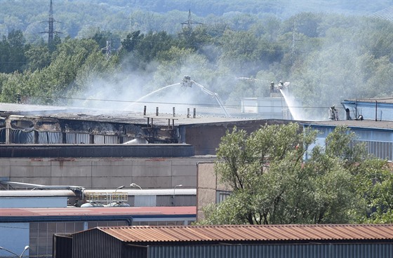 estnáct jednotek hasi zasahovalo 30. ervence u poáru haly spolenosti DB...