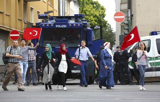 Demonstrace Turk v Kolín nad Rýnem. Na bezpenost v centru msta dohlíí 2...