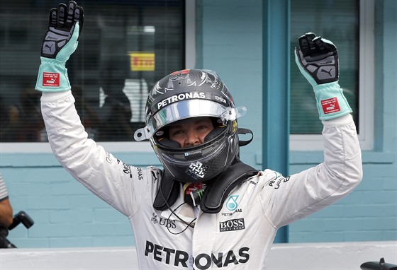 Nico Rosberg slaví triumf v kvalifikaci na Velkou cenu Nmecka formule 1.