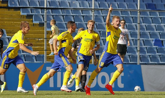 Tomá Hájek ze Zlína (vpravo) slaví se spoluhrái gól proti Píbrami.