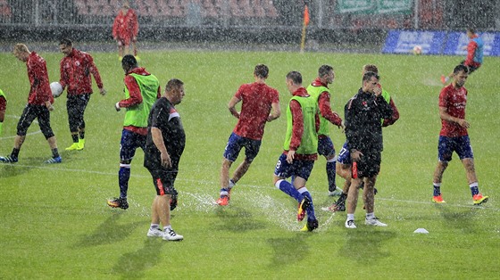 Promoení slávisté bhem rozcviení na brnnském stadionu