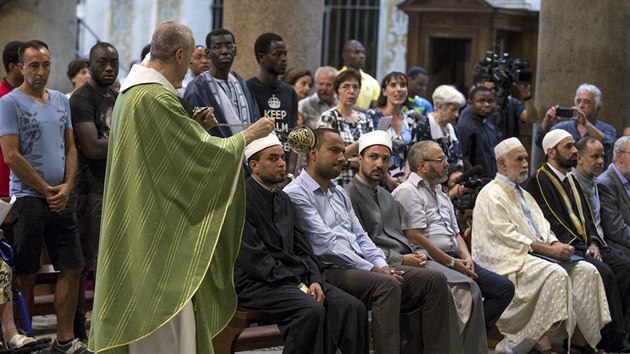 Muslimov se zastnili me v mskm kostele Svat Marie (31. ervence 2016).