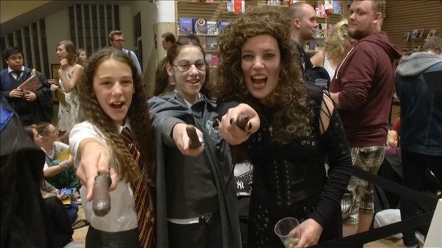 Fanynky pbh o Harrym Potterovi si krt as pi ekn na sputn prodeje osm knihy o arodji z Bradavic. (30. ervence 2016)