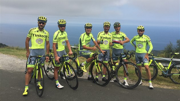 Roman Kreuziger s kolegy z tmu Tinkoff bhem vyjky ped panlskou klasikou San Sebastian.