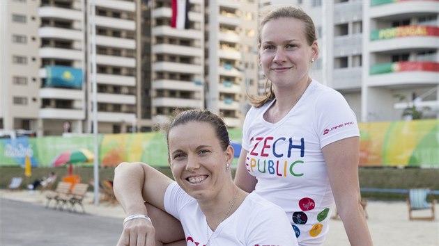 Stoln tenistky Hana Matelov (vpravo) a Iveta Vacenovsk v olympijsk vesnici v Riu