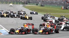 Do zatáky se ítí jezdci Red Bullu  Daniel Ricciardo (vlevo) a Max Verstappen.