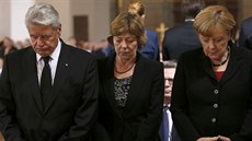 Nmecký prezident Joachim Gauck a kancléka Angela Merkelová (vlevo) pi mi za...