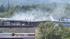 Šestnáct jednotek hasičů zasahovalo 30. července u požáru haly společnosti ŽDB... Šestnáct jednotek hasičů zasahovalo 30. července u požáru haly společnosti ŽDB...