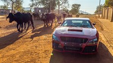 Elektrotechnik Moses Ngobeni z Jihoafrické republiky si sestrojil auto, které... Elektrotechnik Moses Ngobeni z Jihoafrické republiky si sestrojil auto, které...