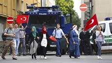 Demonstrace Turk v Kolín nad Rýnem. Na bezpenost v centru msta dohlíí 2...