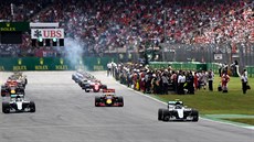 Nico Rosberg (vpravo) startuje z pole position ve Velké ceně Německa Nico Rosberg (vpravo) startuje z pole position ve Velké ceně Německa