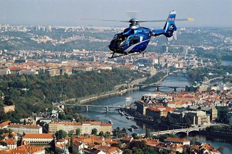 Vrtulník policejní letecké sluby nad Prahou