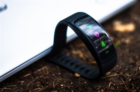 TEST: Chytr nramek Samsung Gear Fit 2 sm pozn, kdy jdete bhat