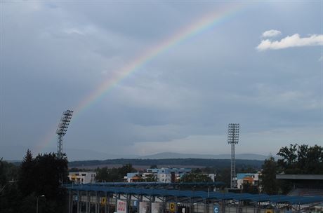 Duha nad eskými Budjovicemi. Letos v ervenci spadlo v krajském mst 202...