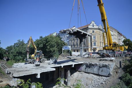 Dlníci zaali vera s demolicí silniního pemostní elezniní trat v...