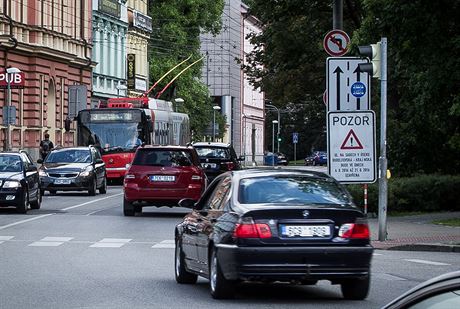 Na uzavírku Sad u v Budjovicích upozorují dopravní znaky.
