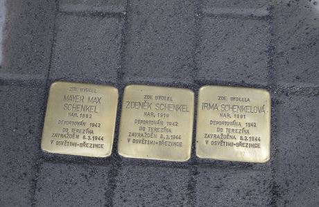 Rodinu Schenkelových pipomínají v Chotboi kovové destiky. Podobné jsou na...