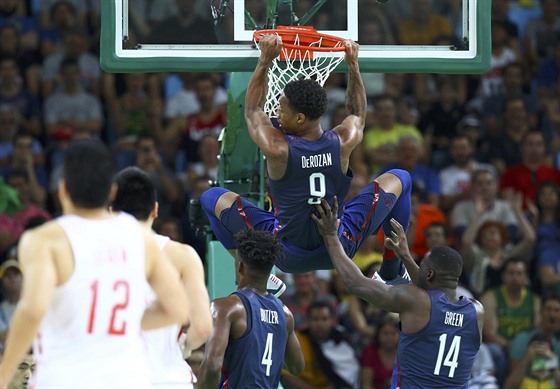 Americký basketbalista DeMar DeRozan si uívá zakonení v utkání s ínou.