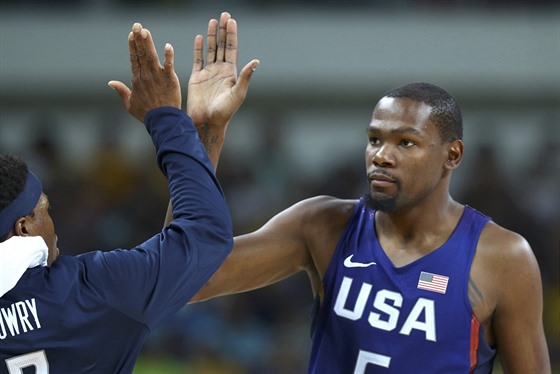 DECENTNÍ PLÁCNUTÍ. Amerití basketbalisté Kevin Durant (vpravo) a Kyle Lowry.