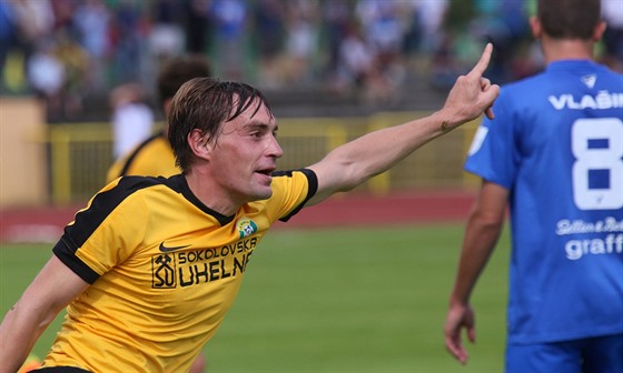 Sokolovský stoper Zbynk Vondráek oslavuje svj gól, kterým v utkání 1. kola FNL proti Vlaimi vyrovnal stav na 1:1