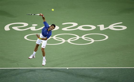 Srb Novak Djokovi v prvním kole olympijského turnaje v Riu.