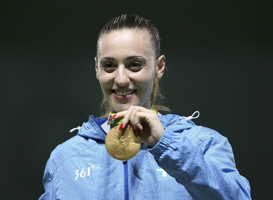 Anna Korakakiová z ecka pózuje se zlatou medailí ze stelby sportovní pistolí.