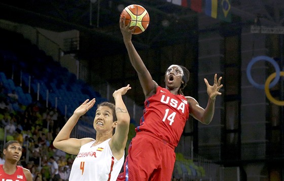 Souboj panlské basketbalistky Laury Nichollsové s Ameriankou Tinou...