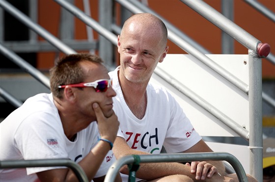 Trenér Petr Pála (vpravo) a kondiní trenér David Vydra sledují tenisový zápas...