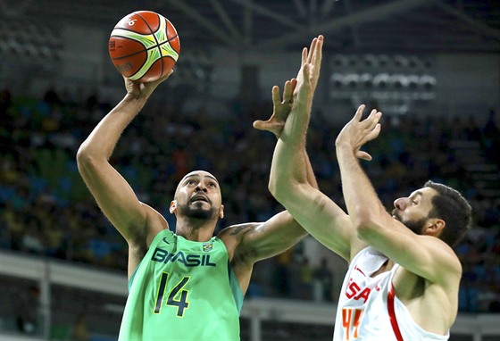 Souboj brazilského basketbalisty Marquinhose s Nikolou Miroticem ze panlska....