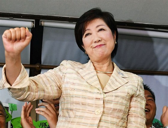 Nová tokijská guvernérka Juriko Koikeová slaví se svými píznivci (31. ervence...