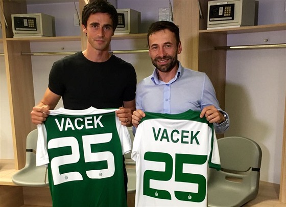 Kamil Vacek pózuje s dresem Maccabi Haifa, vpravo jeho agent Viktor Kolá ze...