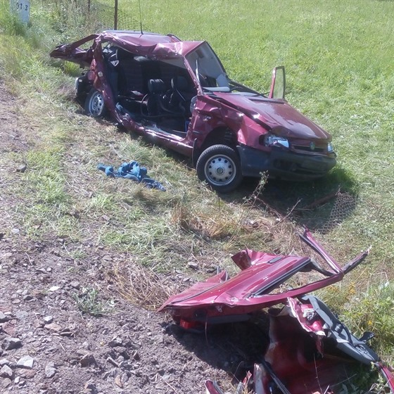 Auto bylo po stetu s vlakem v Letohrad zcela demolované.  