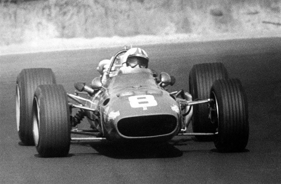 Chris Amon ve Ferrari bhem jihoafrické Velké ceny na okruhu v Johannesburgu v...