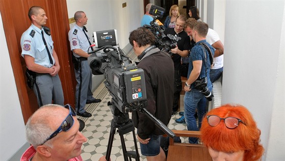 Novinái ped jednací síní Krajského soudu v Plzni, který rozhodoval o tom, zda...