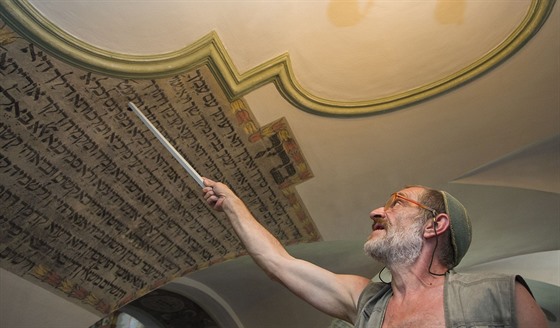 Achab Haidler vyuoval hebrejtinu v holeovské synagoze. Jako pomcka slouily...