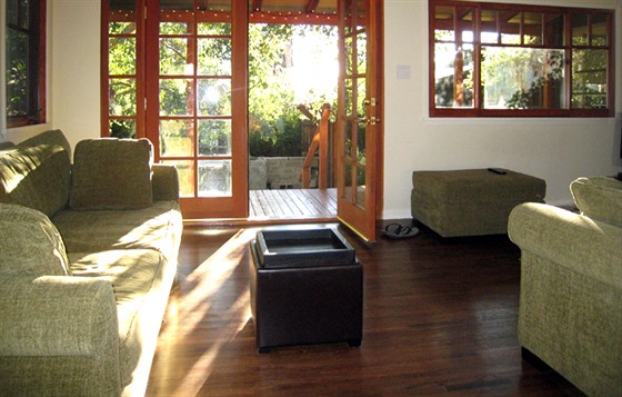 Obývací pokoj nabízí píjemný výhled do zelen.