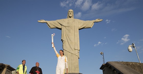 Bývalá brazilská volejbalistka Isabel Barrosová s pochodní s olympijským ohnm...