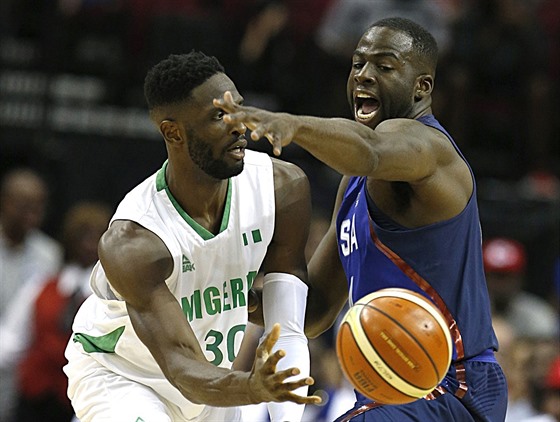 Nigerijský basketbalista Ekene Ibekwe (vlevo) pihrává kolem amerického pivota...