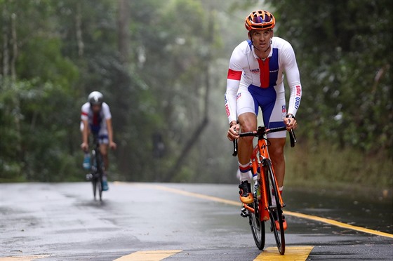 etí cyklisté se chystají na olympijský závod. V popedí Zdenk tybar.