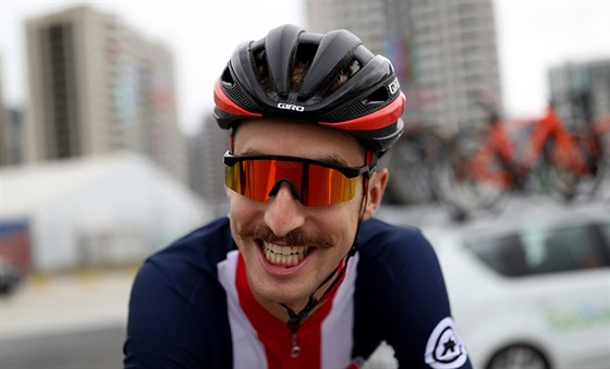 Americk cyklista Taylor Phinney si do pivezl sluiv knr.